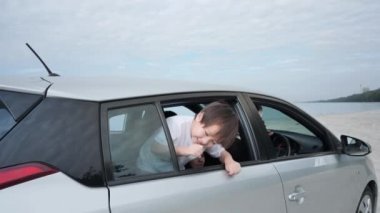 Mutlu Asyalı Aile Yaz Tatili Sabah plajda araba sürüyor. Araba Seyahati ve Tatil kavramı. Yavaş çekim