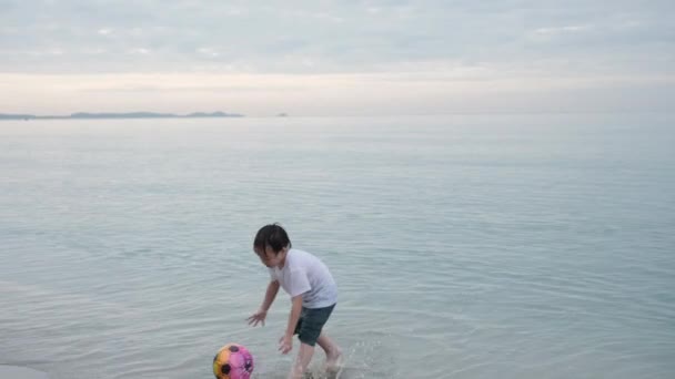Щасливий Азіатський Хлопчик Грає Футбол Літню Відпустку Піску Пляжі Вранці — стокове відео