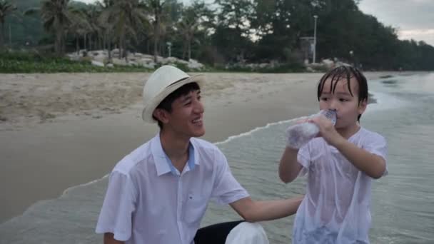 Крупним Планом Хлопчик Воду Пляшки Після Гри Втомленого Піску Пляжі — стокове відео