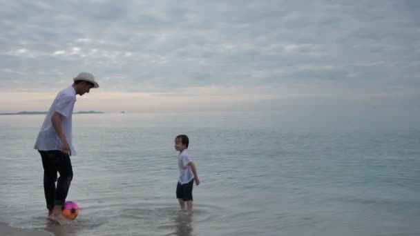 Happy Asian Family Vader Zoon Voetballen Zomervakantie Het Strand Ochtend — Stockvideo