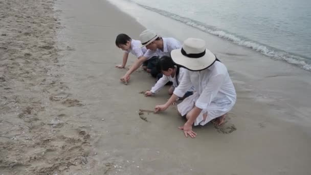 Happy Asian Family Vier Mensen Zomervakantie Schrijft 2020 Samen Zand — Stockvideo