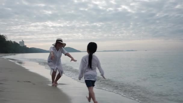 Família Asiática Feliz Nas Férias Verão Filha Correndo Para Sua — Vídeo de Stock