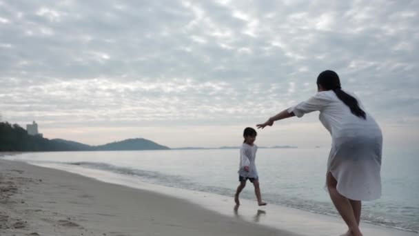 Feliz Familia Asiática Vacaciones Verano Hija Corriendo Hacia Madre Abrazándose — Vídeos de Stock
