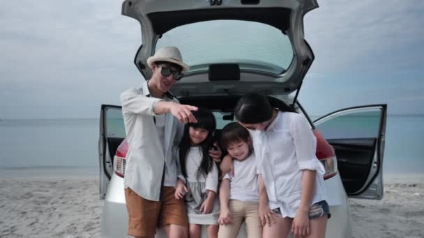 Feliz Familia Asiática Cuatro Personas Vacaciones Verano Padre Madre Hijo — Vídeo de stock
