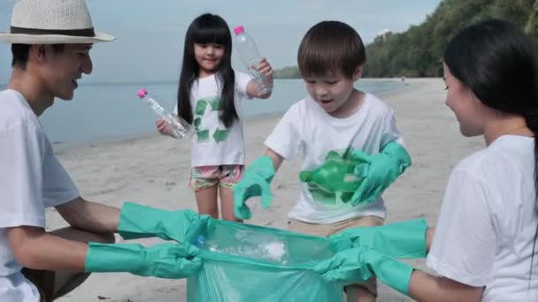 Asyalı Aile Babası Anne Oğul Kız Çöpleri Toplamak Için Birbirlerine — Stok video