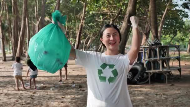 Mujer Asiática Mostrar Bolsa Basura Playa Limpieza Medio Ambiente Playa — Vídeo de stock