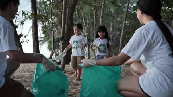 Aziatische Familie Vader Moeder Zoon Dochter Help Elkaar Afval Verzamelen — Stockvideo
