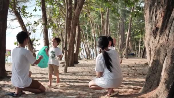 아시아 가족의 아버지 어머니 해변에 비닐봉지에 쓰레기를 모으는 돕는다 생태와 — 비디오
