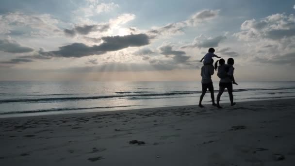 Feliz Familia Asiática Vacaciones Verano Hijo Hija Espalda Padres Mamá — Vídeo de stock