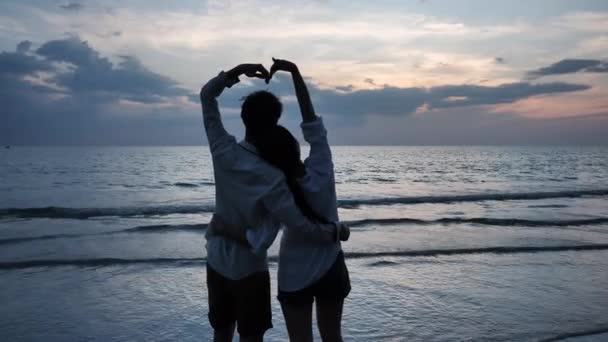 Glückliches Asiatisches Junges Verliebtes Paar Sie Machen Herzförmige Hand Und — Stockvideo