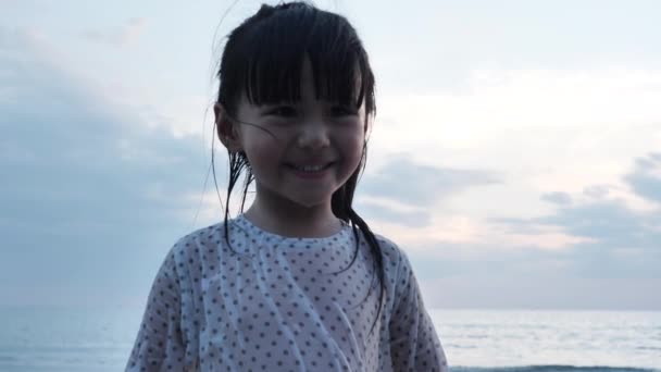 Feliz Niña Asiática Mirando Cámara Sonriendo Playa Primer Plano Cara — Vídeo de stock