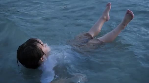 Feliz Niño Asiático Jugando Mar Agua Playa Por Noche Descanso — Vídeos de Stock