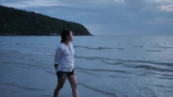 Heureuse Femme Asiatique Détendre Marchant Sur Plage Soir Coucher Soleil — Video