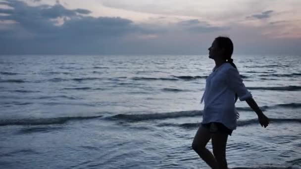 Glad Asiatisk Kvinna Koppla Promenader Stranden Kvällen Sunset Semester Och — Stockvideo