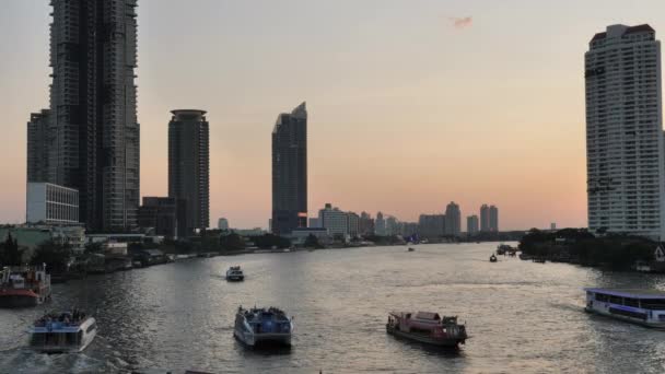Osobní Lodě Stavba Břehu Řeky Chao Fraya Večer Západu Slunce — Stock video