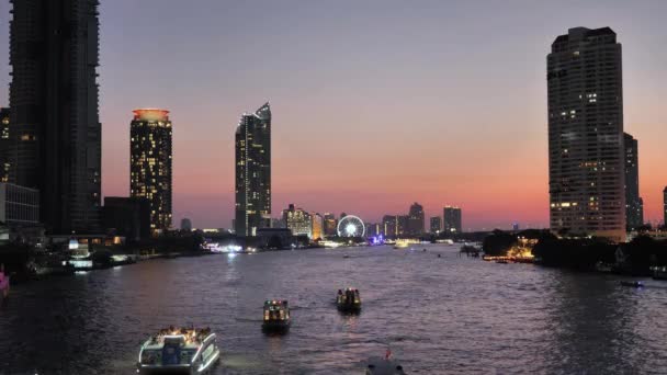 Passagiersboten Bouwen Chao Phraya Rivieroever Avond Zonsondergang Van Taksin Bridge — Stockvideo