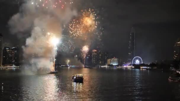 Fogos Artifício Sobre Cidade Bangkok Riverside Chao Phraya Para Celebrar — Vídeo de Stock