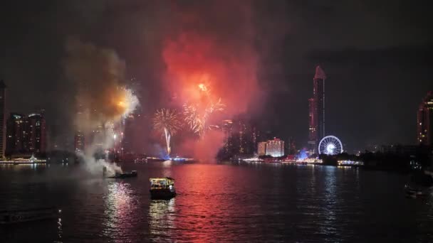 Fogos Artifício Sobre Cidade Bangkok Riverside Chao Phraya Para Celebrar — Vídeo de Stock