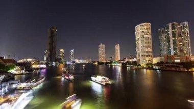 Taksin Köprüsü 'nden gün batımından sonraki akşam Chao Reynaya nehir kenarındaki Yolcu Botları ve binaları hızlandırıldı. Bangkok şehri, Tayland Turizmi, su taşımacılığı