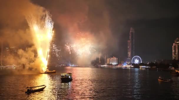 리버사이드 Riverside Chao Phraya 에서는 국경일 행사를 기념하는 불꽃놀이가 열린다 — 비디오