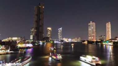 Taksin Köprüsü 'nden gün batımından sonraki akşam Chao Reynaya nehir kenarındaki Yolcu Botları ve binaları hızlandırıldı. Bangkok şehri, Tayland Turizmi, su taşımacılığı