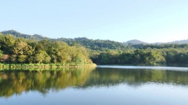 Doğal arka plan, dağlı manzara, orman ve sabah bir nehir. Doğa ve Ekoloji Araştırma Merkezi Chet Khot - Pong Kon Sao Saraburi Tayland.