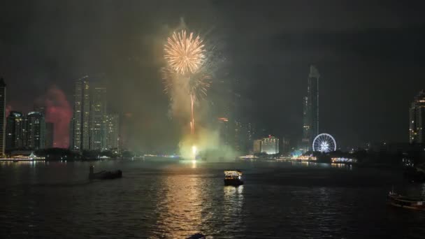 Tűzijáték Bangkok Város Felett Riverside Chao Phraya Ünneplésére Szilveszter Napján — Stock videók