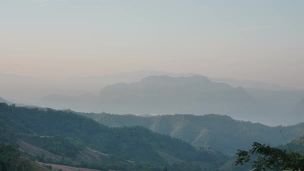 タイ北部のメイ ムエイ国立公園では 午前中に山と森が平和な自然背景 — ストック動画