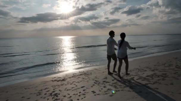 Vista Lateral Jovem Casal Asiático Feliz Amor Mãos Dadas Andando — Vídeo de Stock