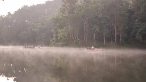 朝の雰囲気の日光湖の上竹ラフティング観光客パンウンフォレストリープランテーション Maehongson県 タイの北アジア 自然の中でリラックスした観光スポット — ストック動画