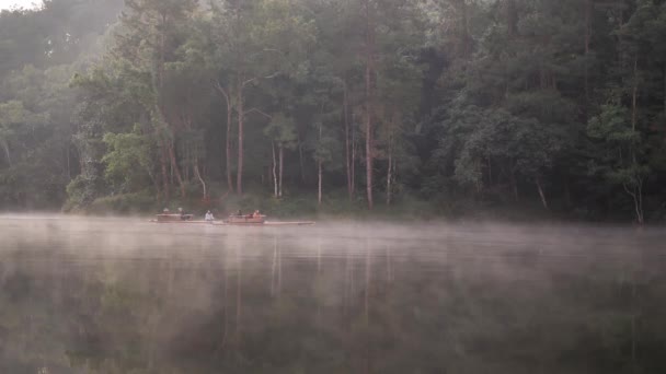 Atmosfera Matinal Luz Solar Bambu Rafting Turista Sobre Lago Pang — Vídeo de Stock