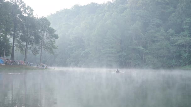 在泰国北部梅洪森省彭云湖森林公园的上空 晨曦洒满了竹筏的阳光 旅游胜地与自然休戚与共 慢动作 — 图库视频影像