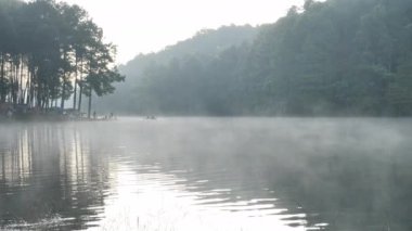 Tayland 'ın kuzeyinde Maehongson Eyaleti' nde Pang Ung Orman Çiftliği üzerinde sabah atmosferi güneşli Bambu rafting turisti. Turistik yerler doğayla iç içe.. 