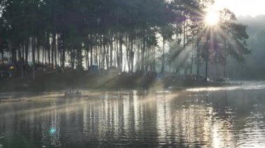 Tayland 'ın kuzeyinde Maehongson Eyaleti' nde Pang Ung Orman Çiftliği üzerinde sabah atmosferi güneşli Bambu rafting turisti. Turistik yerler doğayla iç içe. Yavaş Hareket 