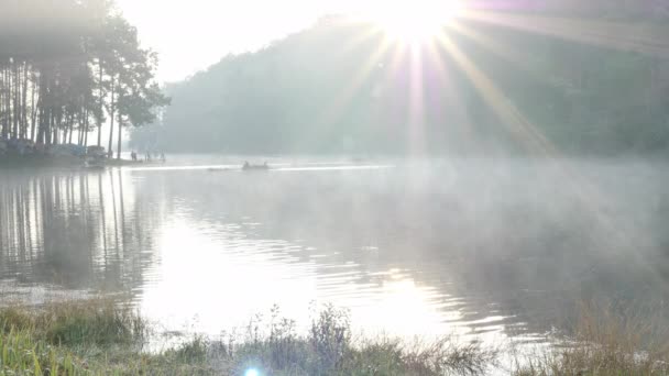 Ambiente Matutino Luz Del Sol Turista Rafting Bambú Sobre Lago — Vídeo de stock