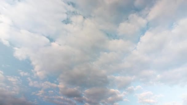 Bulutlarla Kaplı Mavi Gökyüzü Akşamları — Stok video