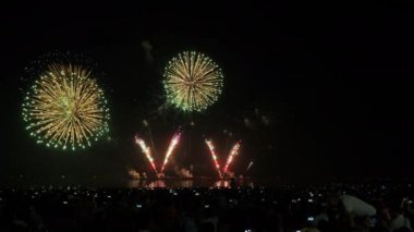 Gerçek havai fişek arka planı ve Pattaya Uluslararası Havai fişek Festivali 'ne gelen insanlar. Yeni yıl arifesinde havai fişekler Asya Tayland 'ı kutluyor