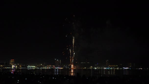 De vrais feux d'artifice et des gens qui viennent regarder sur la plage Pattaya International Fireworks Festival. Fête du Nouvel An Asie Thaïlande 