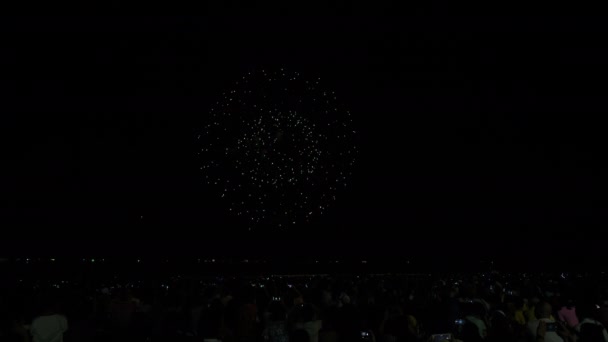 De vrais feux d'artifice et des gens qui viennent regarder sur la plage Pattaya International Fireworks Festival. Fête du Nouvel An Asie Thaïlande 