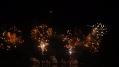 Gerçek havai fişek arka planı ve Pattaya Uluslararası Havai fişek Festivali 'ne gelen insanlar. Yeni yıl arifesinde havai fişekler Asya Tayland 'ı kutluyor