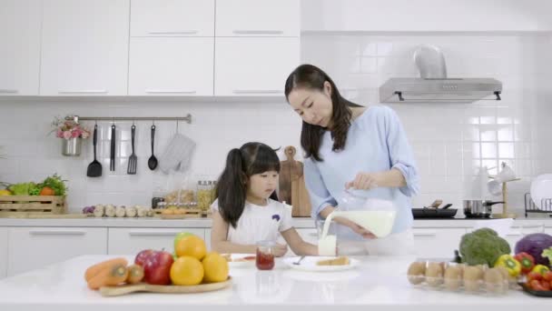 Happy Asian Familie Maken Ontbijt Keuken Thuis Moeder Die Melk — Stockvideo