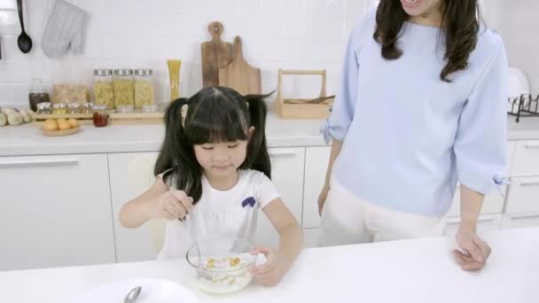 Feliz Familia Asiática Niña Está Desayunando Cereales Con Leche Madre — Vídeos de Stock