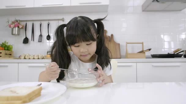 Happy Asian Little Girl Jedzą Śniadanie Płatki Mlekiem Kuchni Domu — Wideo stockowe