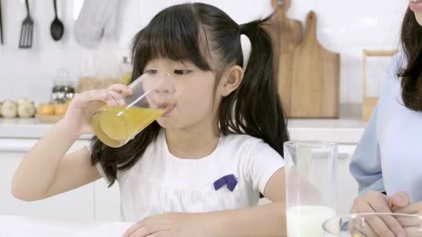 Família Asiática Feliz Feche Menina Bebendo Suco Laranja Cozinha Casa — Vídeo de Stock