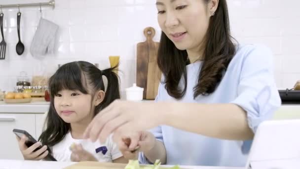 Feliz Familia Asiática Madre Están Preparando Las Verduras Frutas Con — Vídeos de Stock