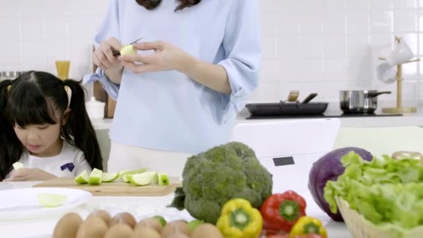 Boldog Ázsiai Család Anya Készíti Zöldségeket Gyümölcsöt Lányával Játszani Okos — Stock videók