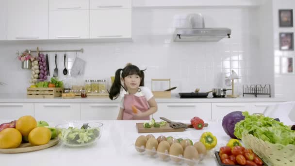 Mutlu Asyalı Neşeli Küçük Kız Mutfak Odasında Sevdiği Şarkıyla Dans — Stok video