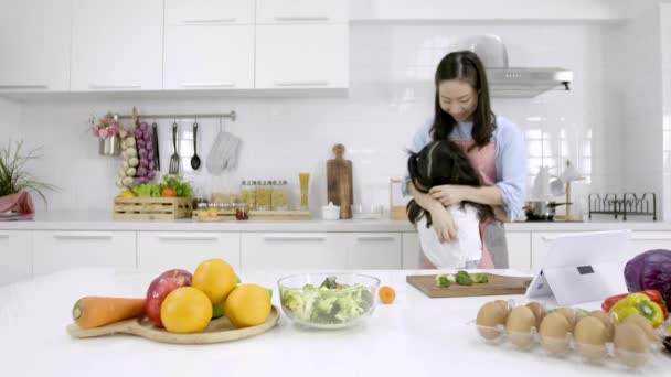 快乐的亚洲爱心家庭 妈妈和女儿的小女孩在家里厨房里玩耍和拥抱 — 图库视频影像