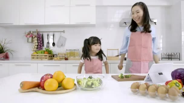 快乐的亚洲家庭快乐的妈妈和小女儿在厨房的房间里跳舞 一起跳着最喜欢的歌 积极的休闲和生活方式概念 — 图库视频影像