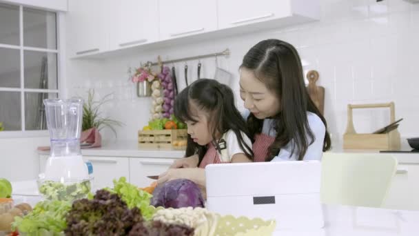 Szczęśliwa Azjatycka Rodzina Blisko Matki Córeczki Przygotowują Sałatkę Kroją Warzywa — Wideo stockowe